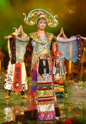 藏羌传统服饰展示